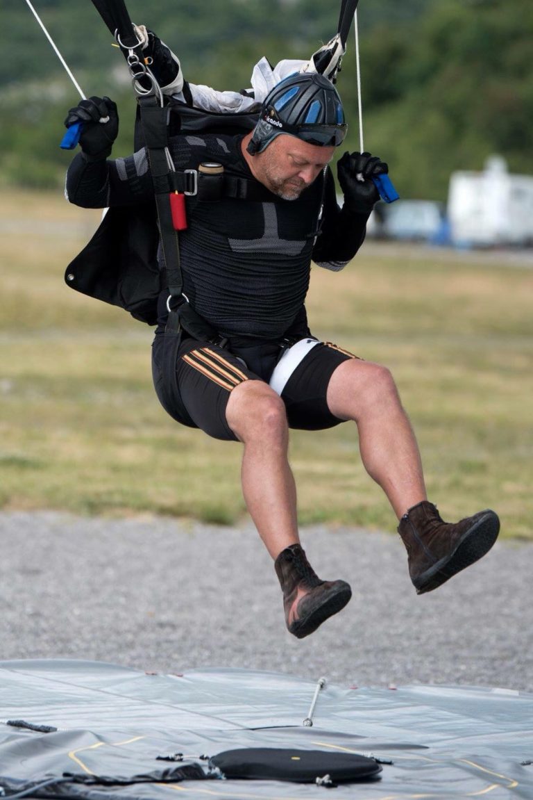 Fallschirm-Sportler in Europa unterwegs