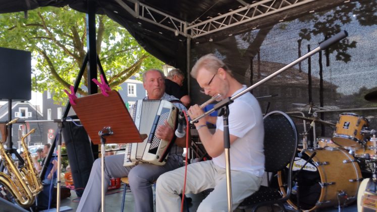 Das Klezmer-Duo der Musikschule Dippelt aus Lüttringhausen. Foto: von Gerishem