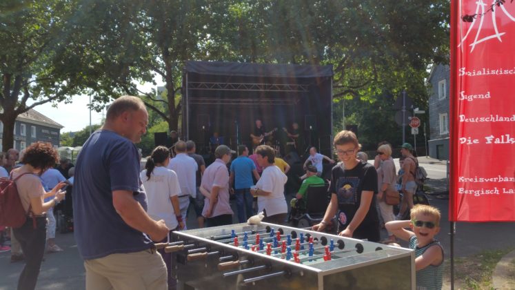 Die Falken brachten einen Kickertisch mit und wurden von den Kindern stundenlang eingespannt. Foto: von Gerishem