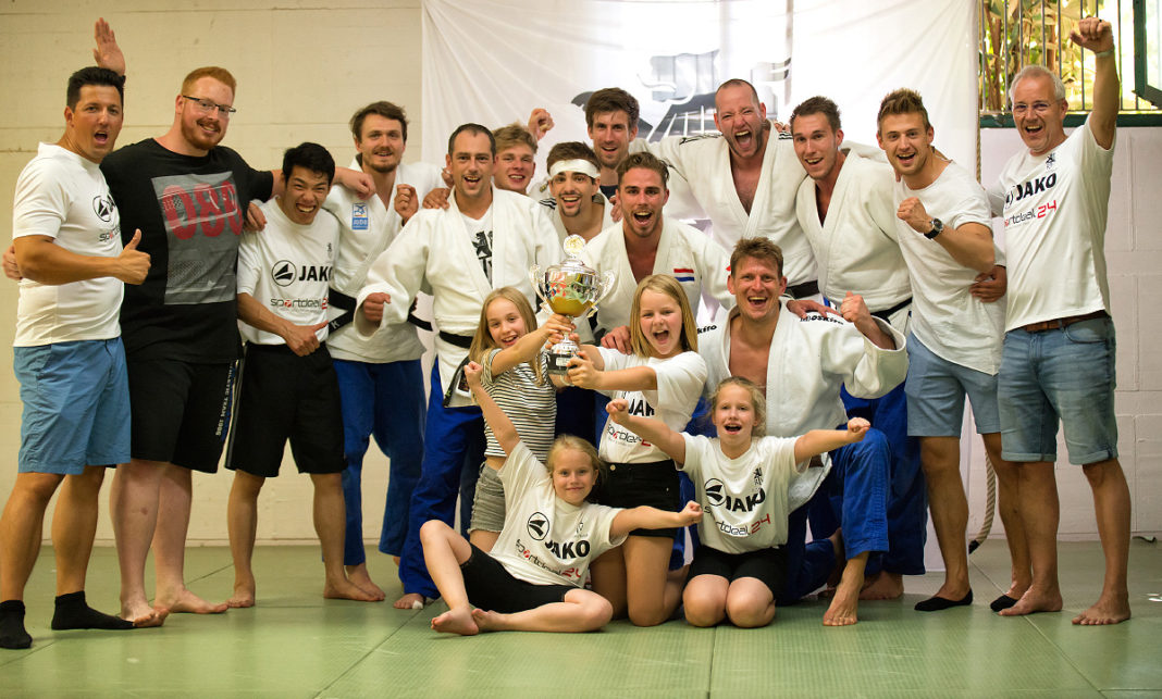 Die Freude der Judoka ist unübersehbar. Foto: Jürgen Steinfeld