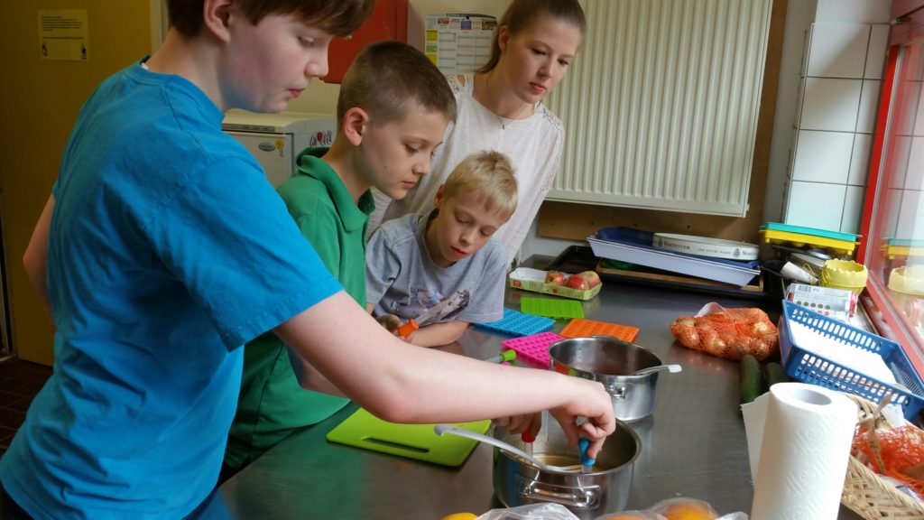 Die Jungs hatten viel Spaß in der Küche, Dana Johannsen schaut ihnen über die Schulter. Foto: von Gerishem