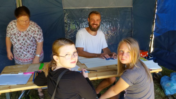 Maria Hein und David Escribano von den Schlawinern luden zum Basteln ein. Foto: von Gerishem