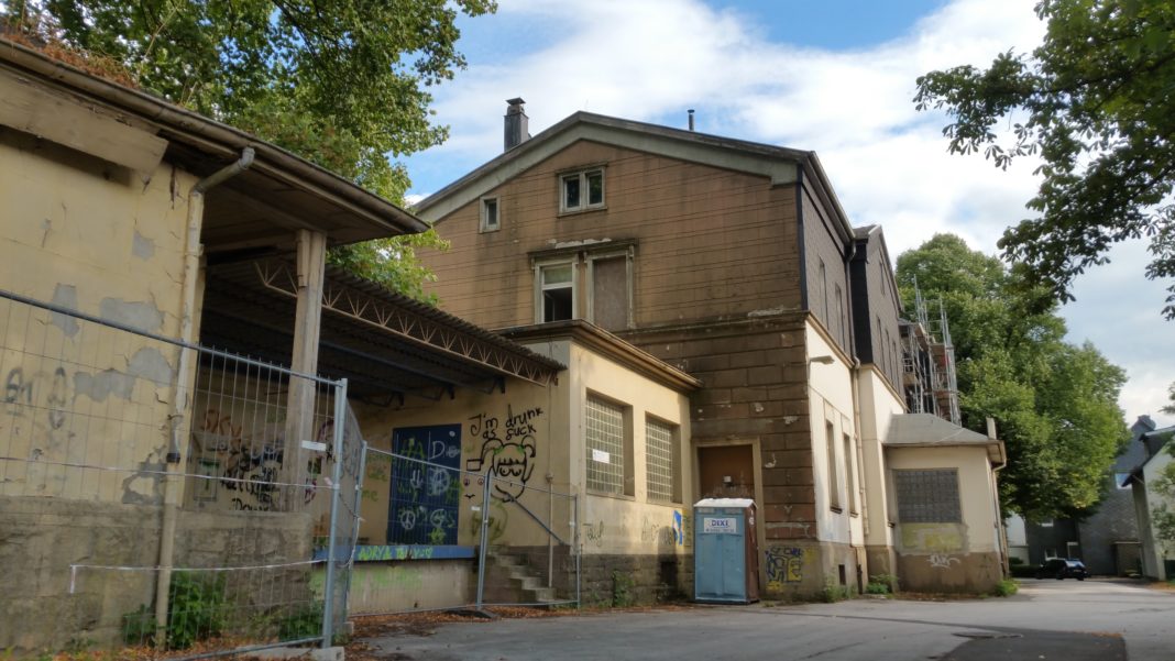 Wie geht es am Bahnhof Lüttringhausen weiter? Foto: Sascha von Gerishem