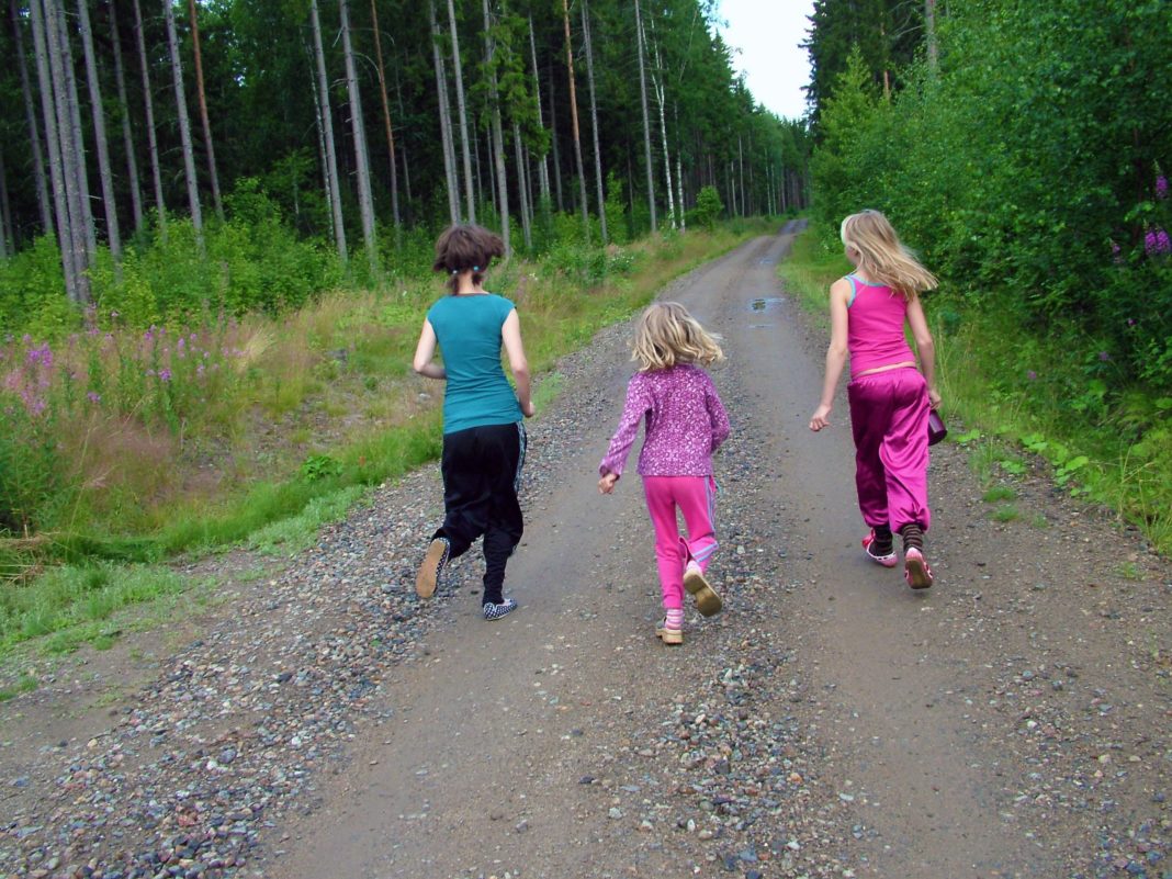 Mit Kindern kann man Plogging als abwechslungsreiches Spiel gestalten.