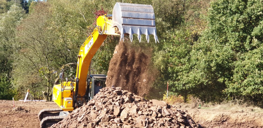 Der Bagger hat an der Baustelle zur neuen Kita Sterntaler an der Fritz-Ruhrmann-Straße in Lüttringhausen schon losgelegt. Foto: Sascha von Gerishem