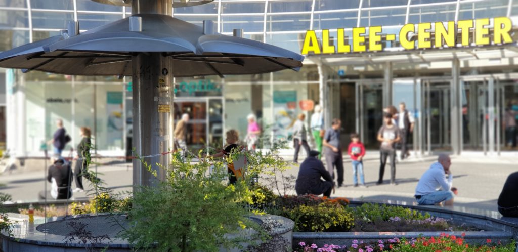 (sj) Diese Zeile aus dem Investitionsplan des Haushaltsentwurfes 2019/2020 hat Bezirksbürgermeister Otto Mähler (SPD) bekanntlich mit Freude gelesen: unter der Nr. INV 12 20 60 ist für das Jahr 2019 eine Auszahlung von 80.000 Euro für die Wiederinbetriebnahme des Säulenbrunnens am oberen Ende der Alleestraße eingetragen, damit dort wieder Wasser fließt, wo heute ein Blumenbeet den Stillstand kaschiert. Foto: Sascha von Gerishem