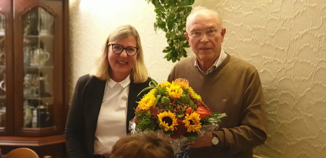 Beiratsvorsitzender Karl-Heinz Meermagen gratuliert der neuen und alten 1. Vorsitzenden Christiane Karthaus zum Wahlsieg. Foto: Sascha von Gerishem