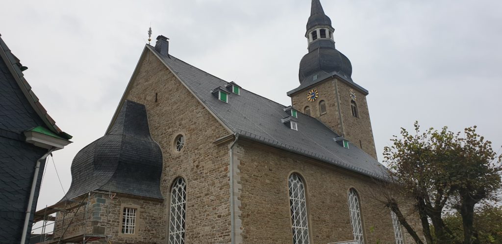 Der gewohnte Anblick kehrt nach Lüttringhausen zurück: Die evangelische Kirche fast ohne Baugerüste. Foto: Sascha von Gerishem