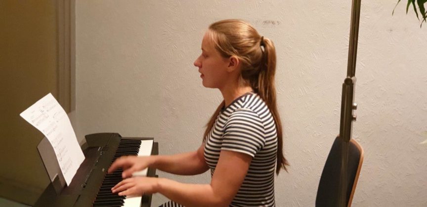Celine Kammin am E-Piano. Foto: Sascha von Gerishem