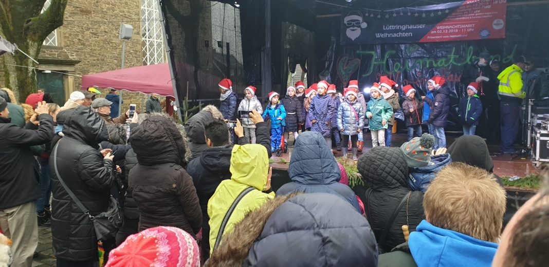 Die Grundschule Eisernstein ist auf der Bühne auf dem Ludwig-Steil-Platz in Lüttringahusen aufgetreten. Foto: Sascha von Gerishem
