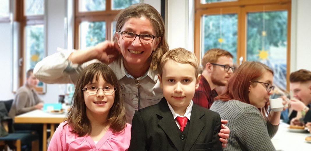 Pfarrerin Kristiane Voll mit Täufling Diego (9) und dem Jubiläumstäufling Angelina (6) im Gemeindehaus der evangelischen Kirchengemeinde Lüttringhausen. Foto: Sascha von Gerishem