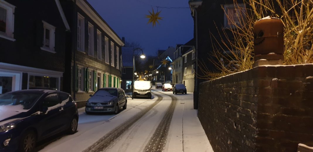 Am 3. Advent hat es im Remscheid geschneit, wie hier in der Gertenbachstraße in Lüttringhausen. Foto: Sascha von Gerishem