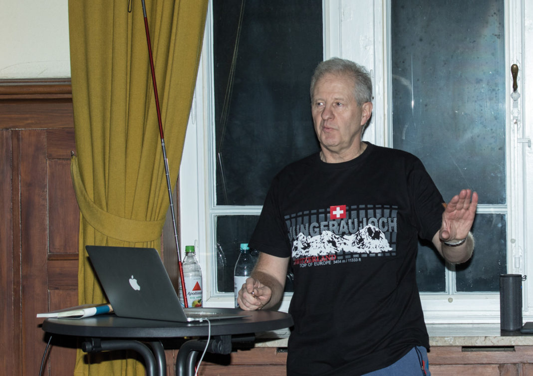 Dr. Ferdi Nolzen während seines Berichtes mit passendem T-Shirt. Foto: www.juudo-fotografie.de