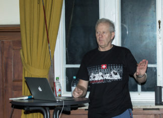Dr. Ferdi Nolzen während seines Berichtes mit passendem T-Shirt. Foto: www.juudo-fotografie.de