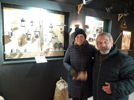 Marzia Belfi imit Begleitung im Heimatmuseum von Zoppè di Cadore, einer ehemligen Molkerei. Foto: Familie Kammin