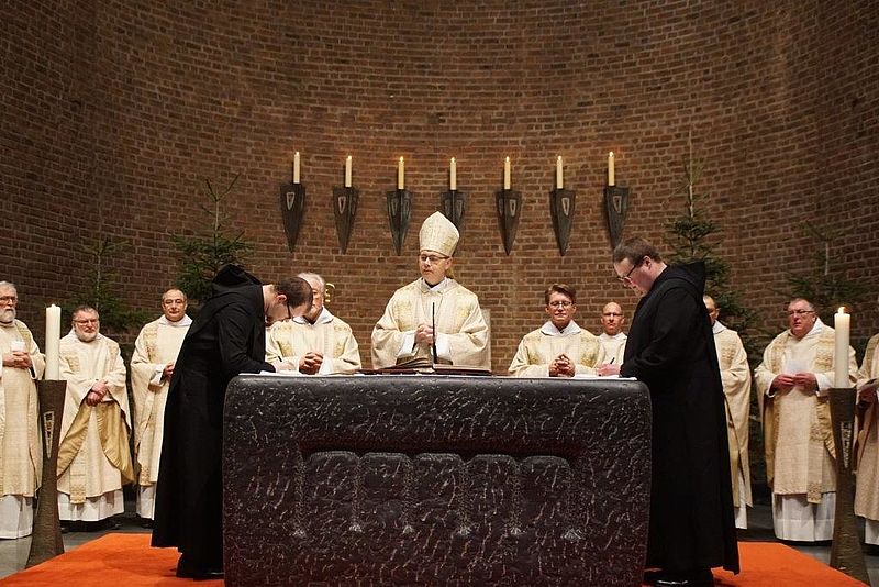 Die klösterliche Profess ist das öffentliche Versprechen, ein Leben lang als Mönch nach der Regel des Heiligen Benedikt zu leben. Foto: Abtei Königsmünster