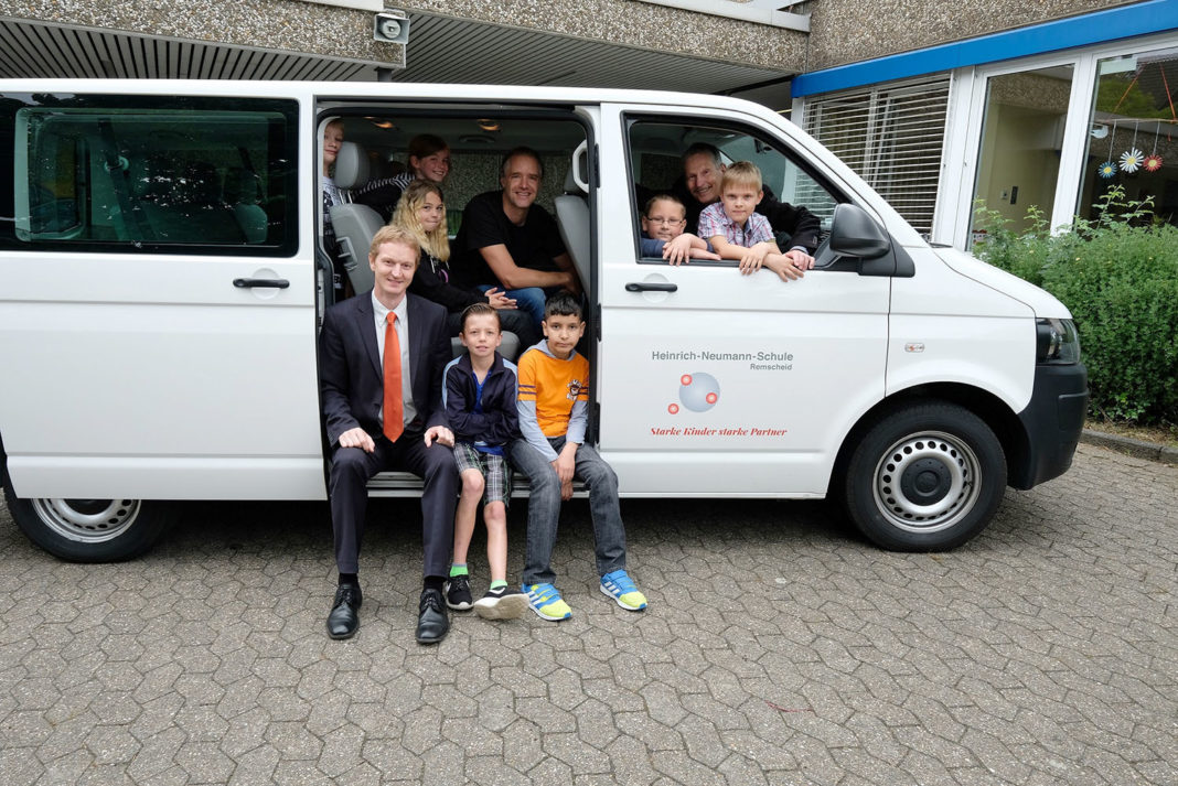 Die Remscheider Heinrich-Neumann-Schule schaffte es mit Hilfe des Crowdfundings, Geld für einen neuen Schulbus zu sammeln. | Foto: Volksbank / Jürgen Moll