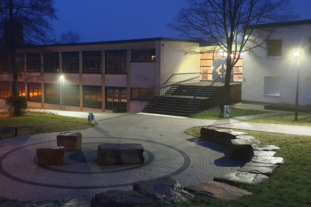 Das Leibniz-Gymnasium bei Nacht. | Foto: Sascha von Gerishem