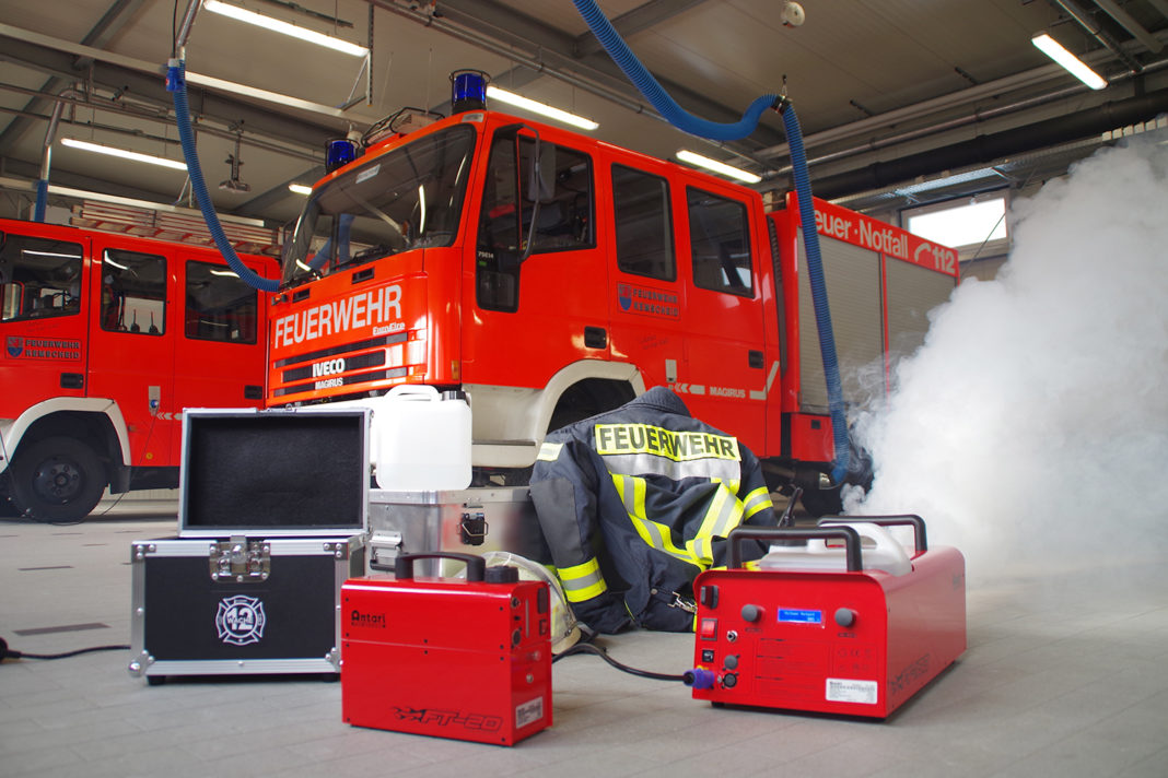 Nebelmaschinen für mehr Realitätsnähe im Training. | Foto: Dirk Petsch