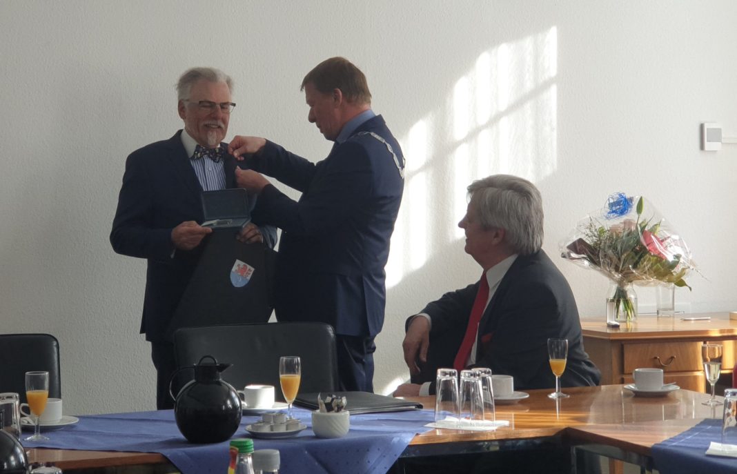 OB Burkhard Mast-Weisz nestelt mit der Ehrennadel an Klaus Kreutzer herum, Fritz Beinersdorf schaut amüsiert zu. | Foto: Sascha von Gerishem