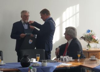 OB Burkhard Mast-Weisz nestelt mit der Ehrennadel an Klaus Kreutzer herum, Fritz Beinersdorf schaut amüsiert zu. | Foto: Sascha von Gerishem