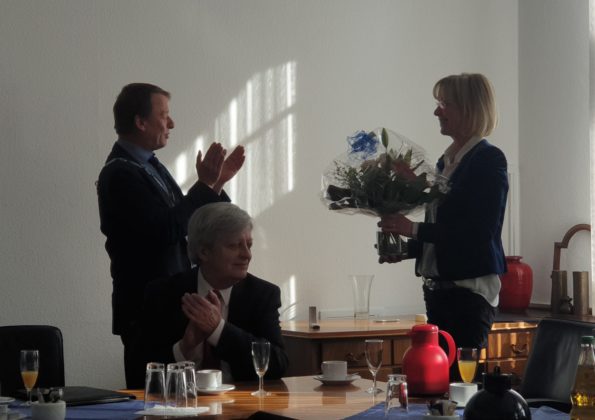 Oberbürgermeister Burkhard Mast-Weisz dankt auch Elke Kreutzer. | Foto: Sascha von Gerishem