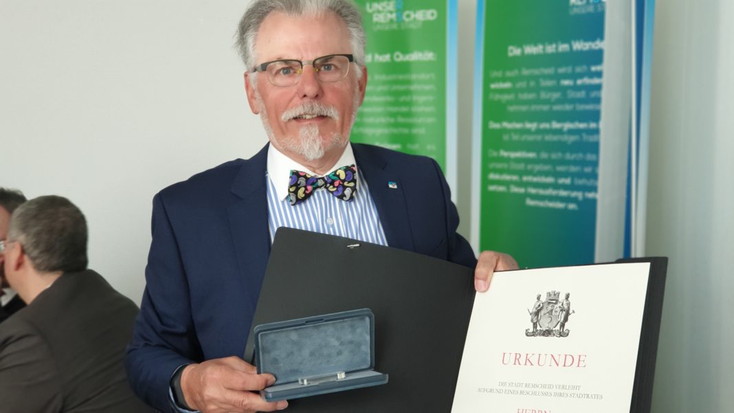 Klaus Kreutzer, Vorsitzender vom Lenneper Verkehrs- und Förderverein, mit Bürgermedaille, Ehrennadel und Urkunde im Remscheider Rathaus. | Foto: Sascha von Gerishem