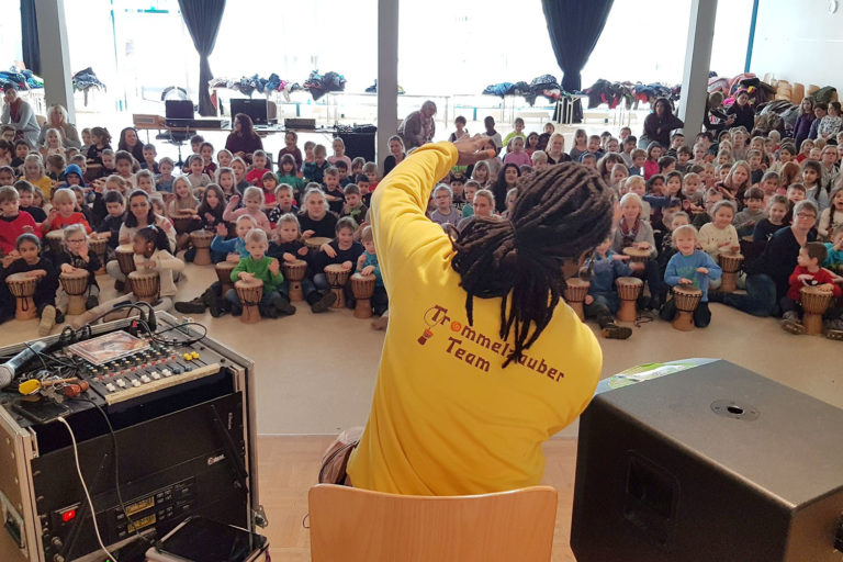 Mit Trommellehrer Fara auf musikalischer Reise durch die Savanne