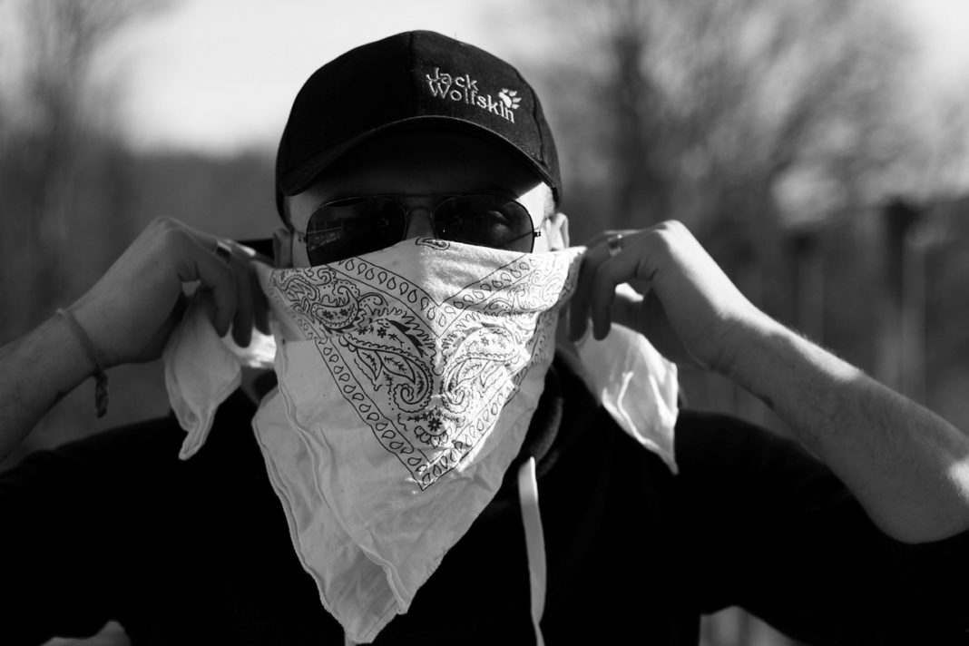 Das Vermummungsverbot untersagt Demonstranten das Verdecken ihres Gesichts, damit eine Identitätsfeststellung nicht behindert werden kann. Symbolfoto.