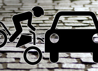 Unfall zwischen Zweirad und Auto. Symbolbild.