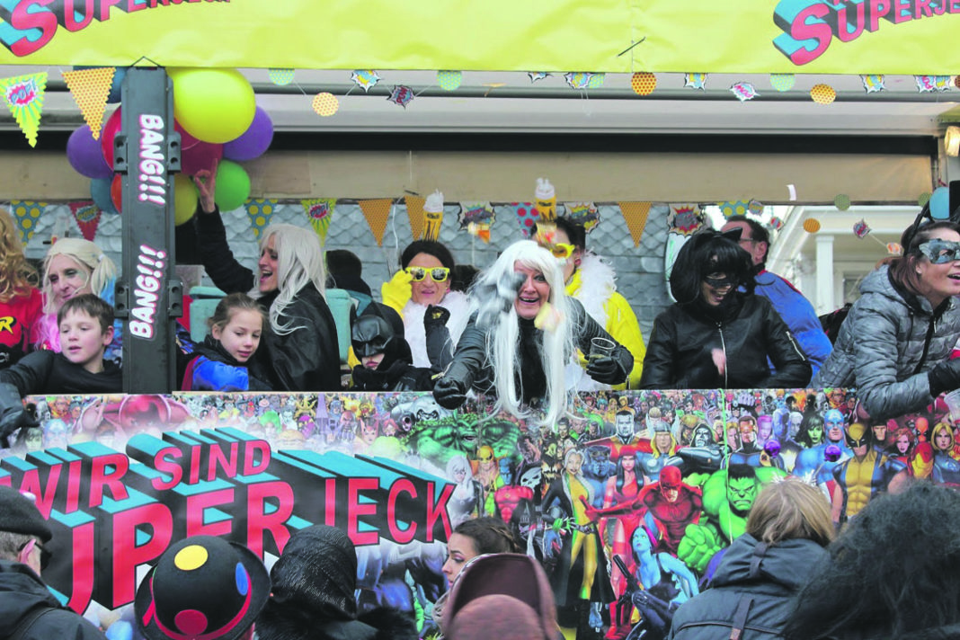 Beim Rosenmontagszug der Lenneper Karnevalsgesellschaft feiern die Jecken ausgelassen. | Foto: Tim Oelbermann - www.oelbermann-foto.de