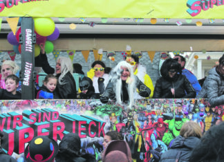 Beim Rosenmontagszug der Lenneper Karnevalsgesellschaft feiern die Jecken ausgelassen. | Foto: Tim Oelbermann - www.oelbermann-foto.de