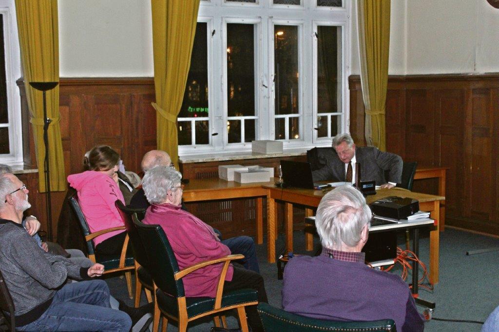 Traditionsveranstaltung: Dr. Diederichs präsentiert den Jahresrückblick mit Karikaturen im Lüttringhauser Rathaussaal. | Foto: Tim Oelbermann - www.oelbermann-foto.de Traditionsveranstaltung: Dr. Diederichs präsentiert den Jahresrückblick mit Karikaturen im Lüttringhauser Rathaussaal. | Foto: Tim Oelbermann - www.oelbermann-foto.de