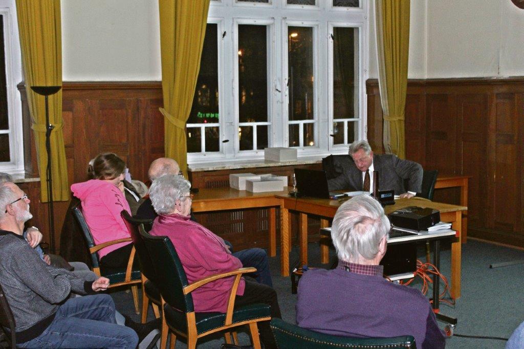 Traditionsveranstaltung: Dr. Diederichs präsentiert den Jahresrückblick mit Karikaturen im Lüttringhauser Rathaussaal. | Foto: Tim Oelbermann - www.oelbermann-foto.de