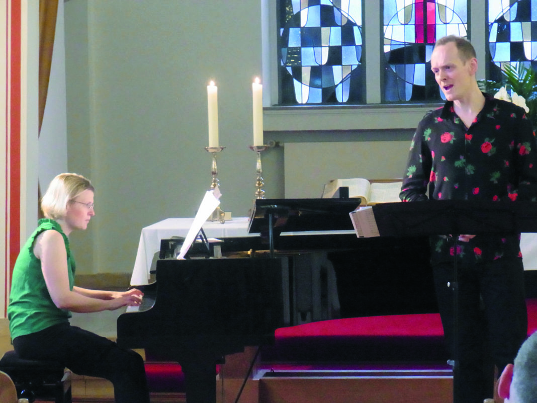 Maren Donner und Friedolin Obersteiner bei ihrem Konzert in der Goldenberger Kirche. | Foto: Sarah Gold