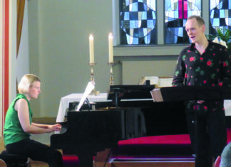 Maren Donner und Friedolin Obersteiner bei ihrem Konzert in der Goldenberger Kirche. | Foto: Sarah Gold