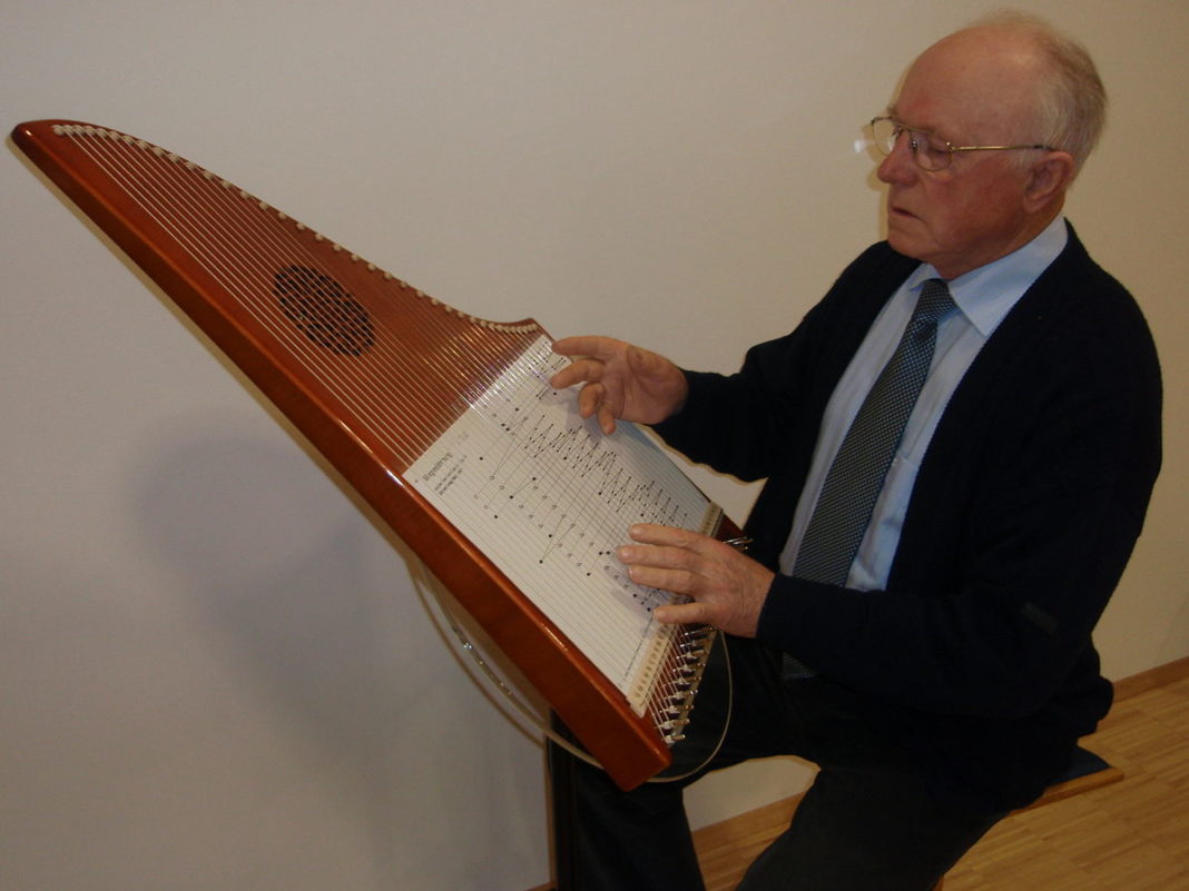 Hermann Veeh spielt auf der 37-saitigen Veeh-Harfe (2007). | Foto: Theo Hartogh [CC BY-SA 3.0 (https://creativecommons.org/licenses/by-sa/3.0)]