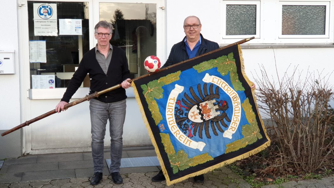 Jörg Michael Adams und Frank Hackländer (v.l.) mit sehr alter LTV-Standarte. | Foto: Sascha von Gerishem