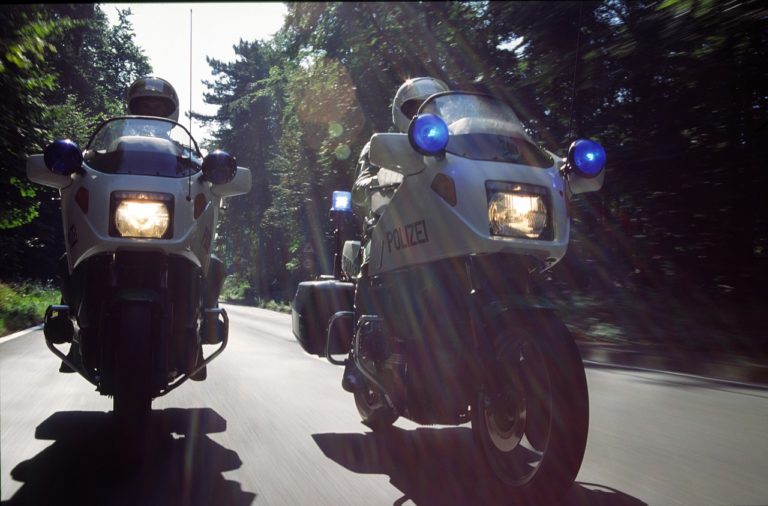 Geparkten Pkw beschädigt und geflüchtet