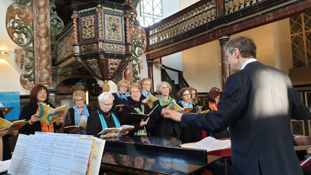 Der Gospelchor riß die Zuhörer begeistert mit. | Foto: Sascha von Gerishem