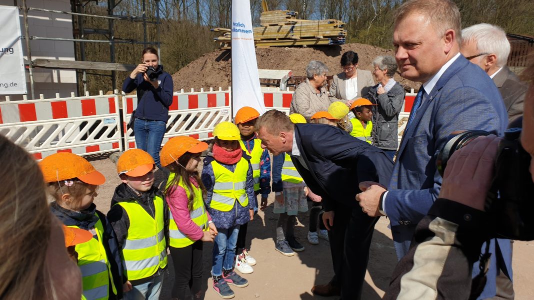 Oberbürgermeister Burkhard Mast-Weisz begrüßte gemeinsam mit den Volksbank-Vorständen Andreas Otto und Lutz Uwe Magney die Kindergartenkinder der Klauser Delle. | Foto: Sascha von Gerishem