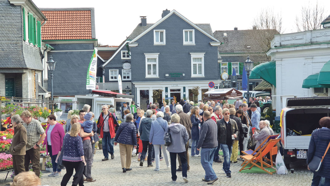 Lennep blühte auf, viele Besucher genossen den Sonntag in der Lenneper Altstadt. | Foto: Sascha von Gerishem