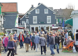 Lennep blühte auf, viele Besucher genossen den Sonntag in der Lenneper Altstadt. | Foto: Sascha von Gerishem