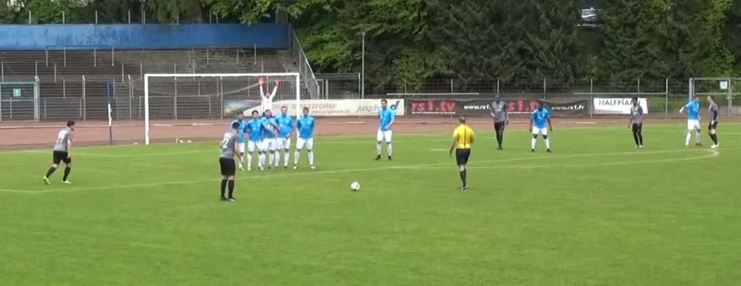 Auch ein Freistoß in Tornähe für Teutonia brachte den FC Remscheid nicht in Bedrängnis. | Foto: rs1.tv / Frank Wappler