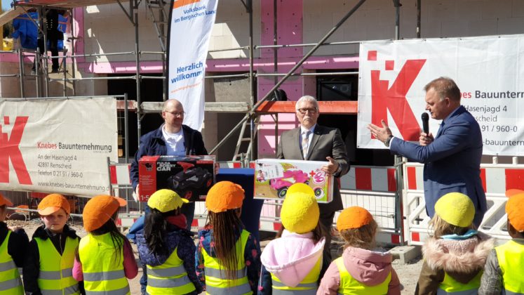 Lutz Uwe Magney und Andreas Otto vergrößerten den Fuhrpark der Kita Klauser Delle in Lüttringhausen. | Foto: Sascha von Gerishem