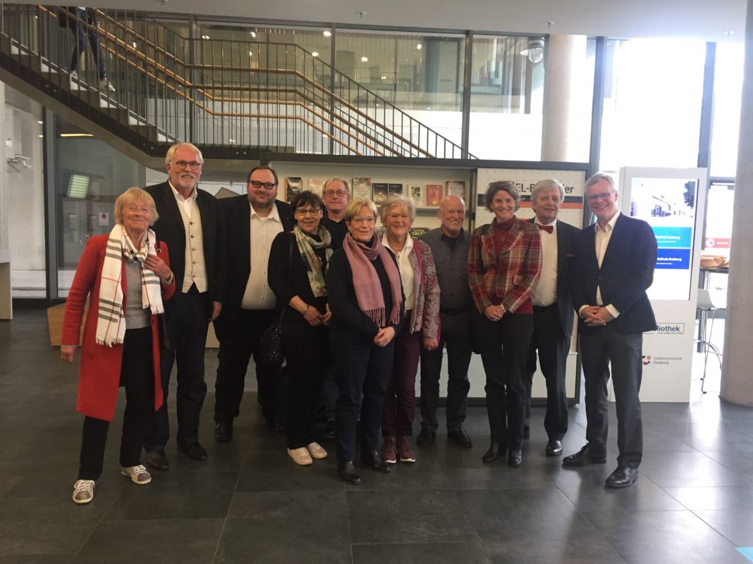 Remscheider Kulturpolitiker, Gundis Friege, Karl-Heinz Humpert, Sven Wiertz, Ursula Wilberg, Norbert Schmitz, Monika Hein, Inge Brenning, Bernhard Schmid, Nicole Grüdl-Jakobs, Fritz Beinersdorf, im Gespräch mit dem Leiter der Zentralbibliothek Duisburg, Dr. Jan-Pieter Barbian (v.l.n.r.). | Foto: Stadt Remscheid