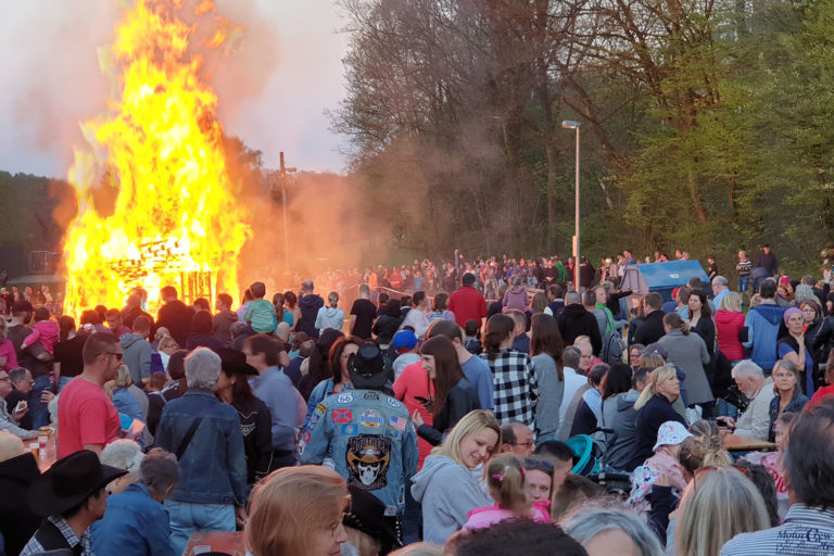 Bachtalrunde: Größtes Osterfeuer