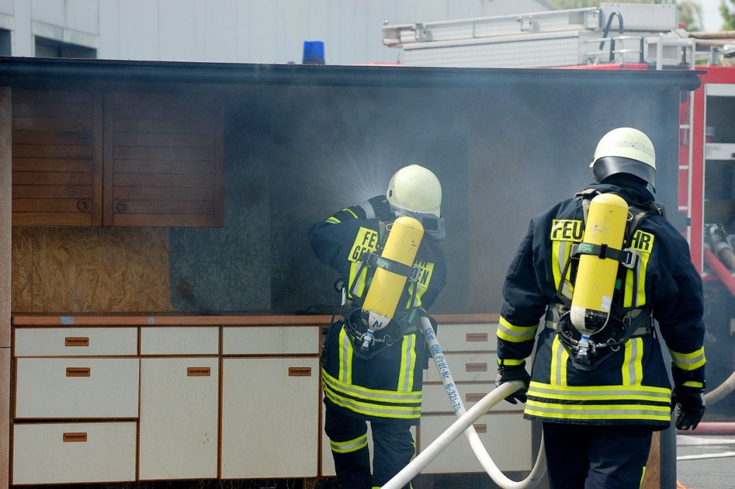 Die Feuerwehr bei der Brandbekämpfung. Hier eine Übung. Symbolfoto. Die Feuerwehr bei der Brandbekämpfung. Hier eine Übung. Symbolfoto.