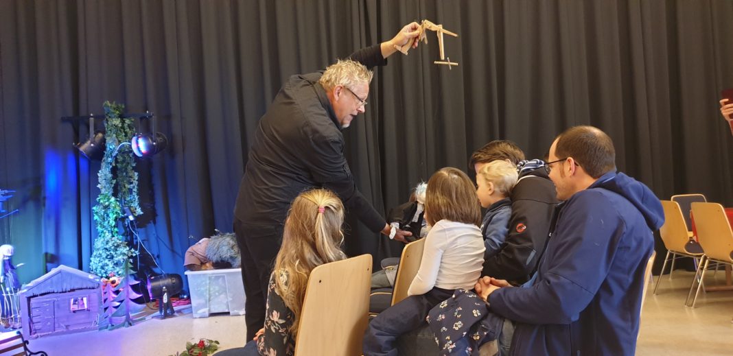 Puppenspieler Markus Heip begeistert nicht nur Kinder. Foto: Sascha von Gerishem