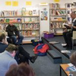 Peter Klohs in der Stadtteilbibliothek Lüttringhausen. | Foto: Juudo-Fotografie